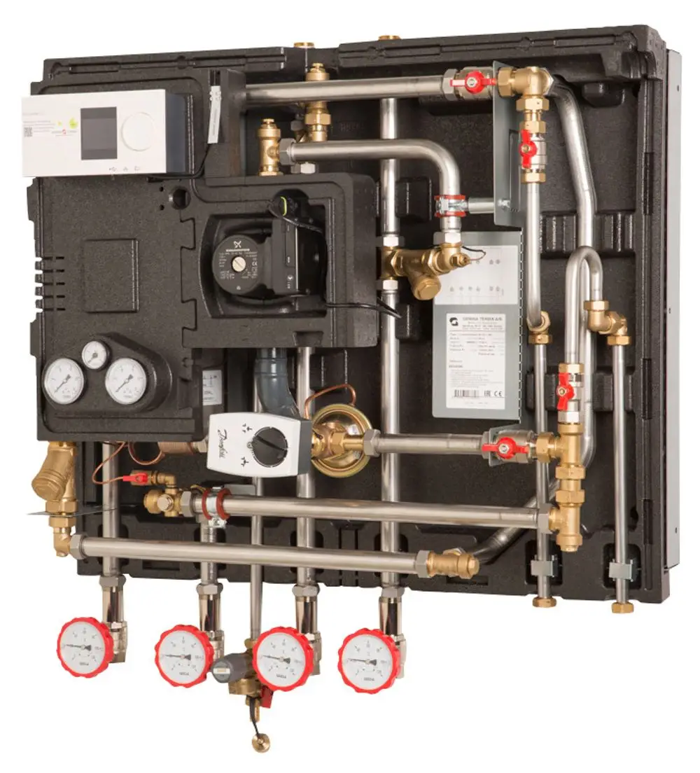 Hausstation mit mehreren Rohren, Ventilen und Manometern zur Regelung von Heizungs- und Warmwassersystemen. Hersteller ist Danfoss.